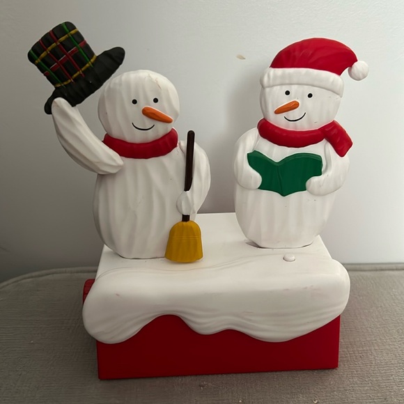 Hallmark 2018 Snow Many Memories Caroling Snowmen Christmas Decor - Picture 1 of 9